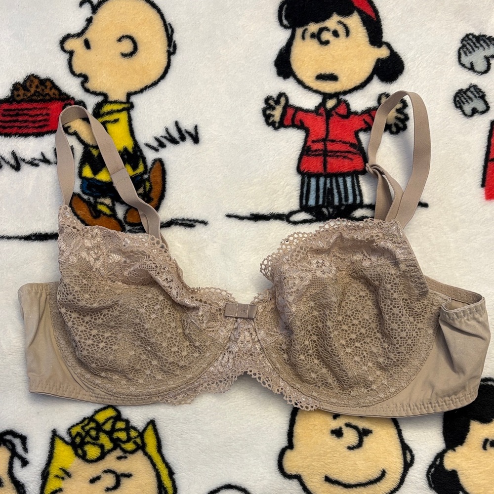 Wonderbra Lace Underwire Bra in Beige